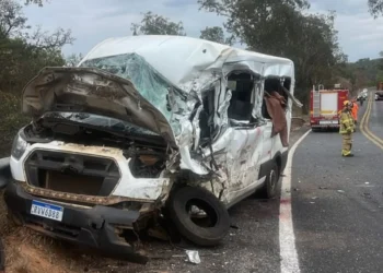 Colisão entre uma van com pacientes e carreta deixa dois mortos