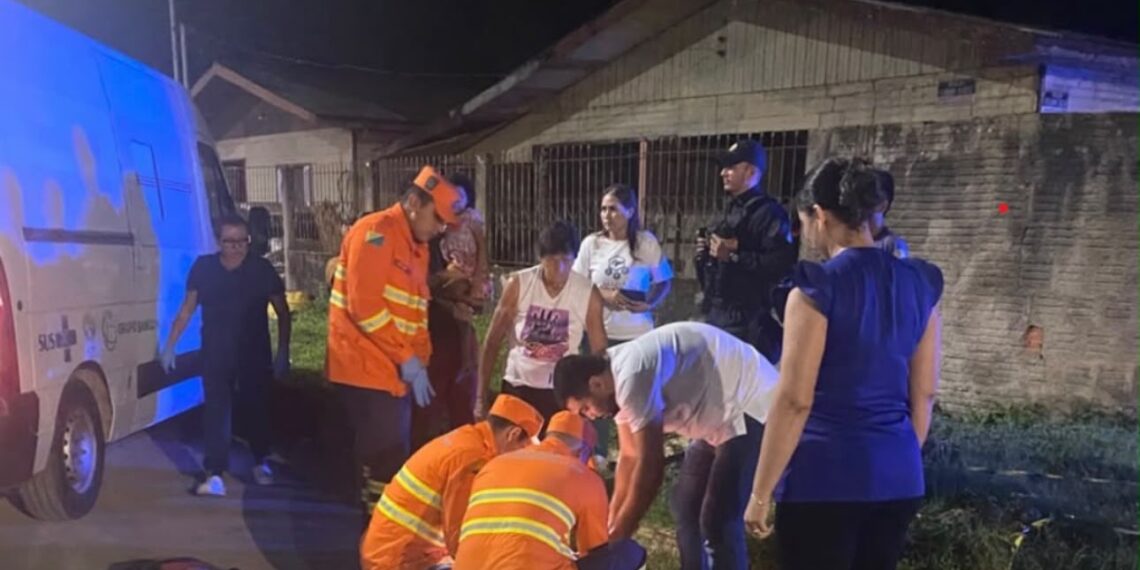 Motorista deixa local após colisão com bicicleta elétrica que feriu homem no Acre