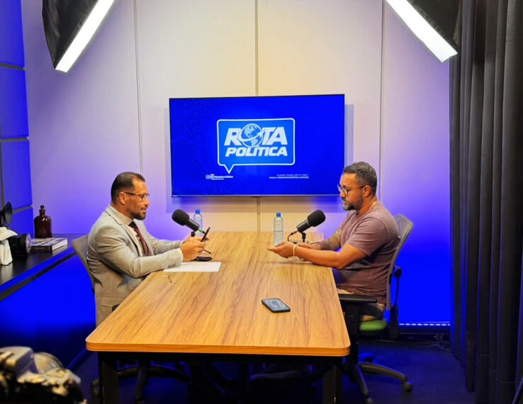 Estreia do podcast Rota Política recebe o prefeito de Feijó, Railson Ferreira, em transmissão ao vivo