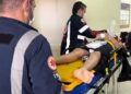 Colisão entre carro e moto deixa jovem morto e criança ferida no Calafate