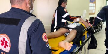 Colisão entre carro e moto deixa jovem morto e criança ferida no Calafate