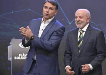 Flávio Bolsonaro lidera cenário de segundo turno contra Lula, diz pesquisa