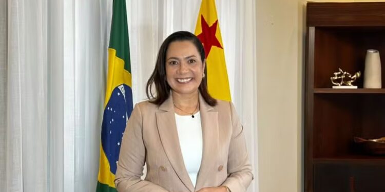 Mailza homenageia servidores e destaca reajuste salarial de 20,32%