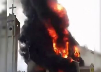 Incêndio destrói Igreja Matriz de Treze de Maio, em Santa Catarina. Veja vídeo