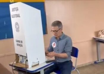 Celular na cabine de votação coloca Romeu Zema sob a mira da Justiça Eleitoral