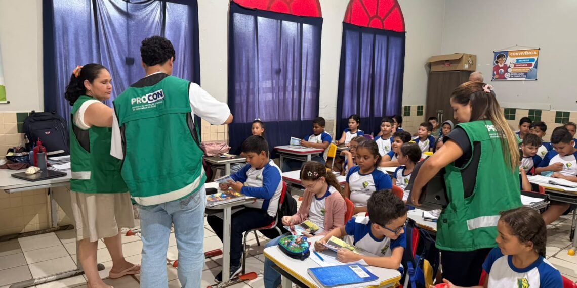 Procon orienta estudantes sobre consumo consciente em escola de Brasileia