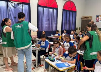 Procon orienta estudantes sobre consumo consciente em escola de Brasileia