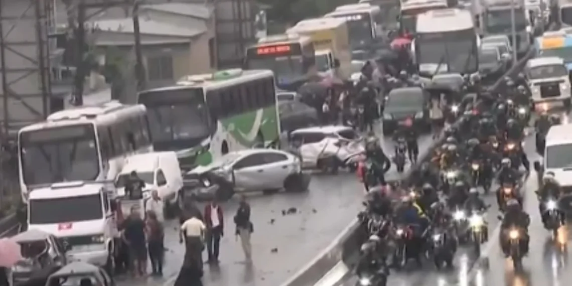 Motorista de ônibus infarta, morre ao dirigir e arrasta 22 veículos