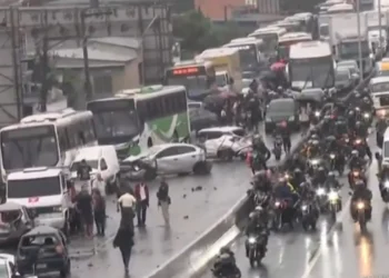 Motorista de ônibus infarta, morre ao dirigir e arrasta 22 veículos