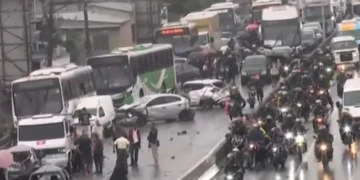 Motorista de ônibus infarta, morre ao dirigir e arrasta 22 veículos
