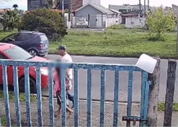 Menina de 9 anos é salva de estupro após fazer sinal universal de socorro. Veja vídeo