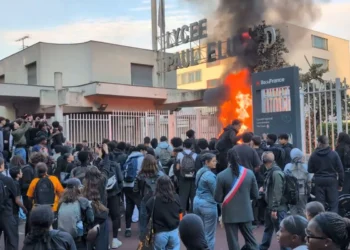 Protestos estudantis na França deixam 40 diretores feridos