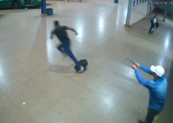 Passageiro dá três tiros em motorista de ônibus após treta em rodoviária. Veja vídeo