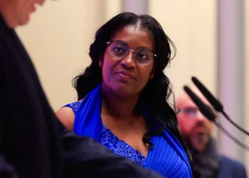 Mulher que salvou brasileira de estupro em trem na França é homenageada