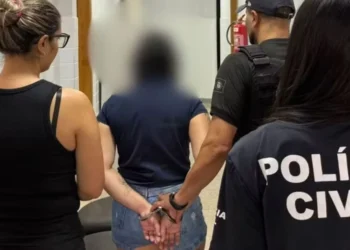 Mãe é presa suspeita de dar socos em filho que tirou fotos dela dormindo