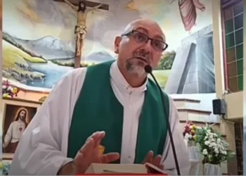 Padre refletiu antes de cruz cair sobre ele no Equador: “Todos morreremos”. Veja vídeo