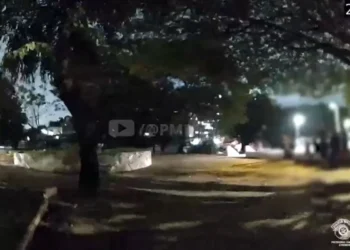 Homem é preso após adolescente fazer sinal universal de socorro para PMs. Veja vídeo