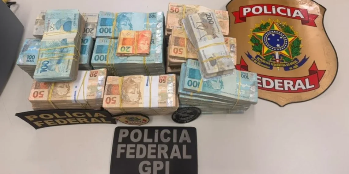Pilhas de dinheiro: homem é preso pela PF após ser flagrado com R$ 830 mil