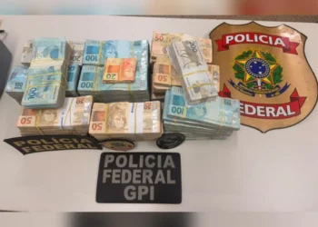 Pilhas de dinheiro: homem é preso pela PF após ser flagrado com R$ 830 mil