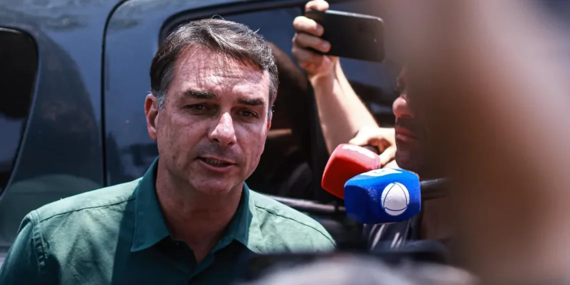 Advogado pede cassação do mandato de Flávio no Senado por quebra de decoro