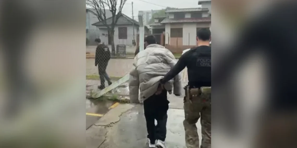 Homem ameaça delegada com arma em vídeo de visualização única
