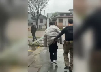 Homem ameaça delegada com arma em vídeo de visualização única