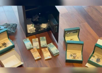 PF acha cofre com dinheiro e joias em operação que prendeu família de Oruam. Veja vídeo
