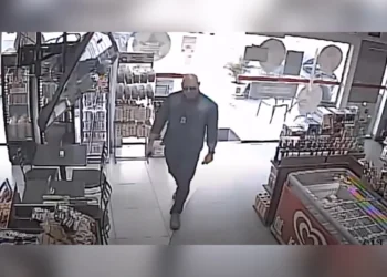 Homem que fingia ser delegado para não pagar gasolina é preso no RJ. Veja vídeo