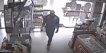 Homem que fingia ser delegado para não pagar gasolina é preso no RJ. Veja vídeo