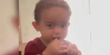Bebê de 1 ano morre após ser atropelado por carro da mãe na garagem de casa